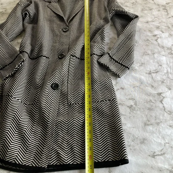 Black and white long sweater jacket - Picture 3 of 7